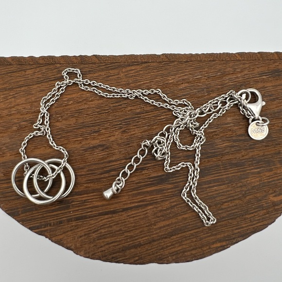 M&S Marks & Spencer - Interlocking Circles Silver Necklace - Picture 2 of 3